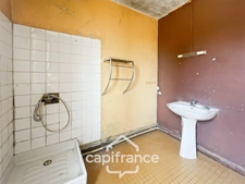 Maison à renover avec fort potentiel, cour et garage