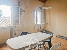 Maison en pierre à rénover avec cour et garage au cœur de Puymirol