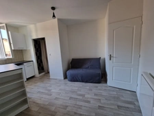 Studio meublé refait à neuf, proche gare, fac, ifps, bus de ville dans un immeuble refait à neuf