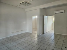 Local commercial / bureaux de plain pied, grande vitrine, facilité pour se garer