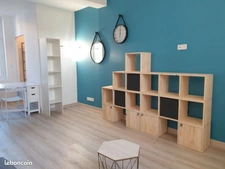 Studio meublé refait à neuf, proche gare, fac, ifps, bus de ville dans immeuble sécurisé