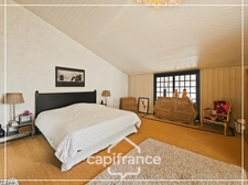Maison d'architecte en pierre 200m², vue dégagée plein sud, piscine,lumineuse ,commodités à pied, 25min Agen, 20 min Golfech