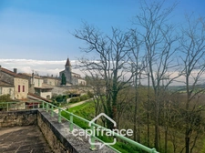 Maison en pierre au coeur du village de Montjoi 
