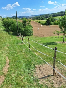 Terrain agricole sur 6 hectares, bois, source, compteur d'eau, clos, abri animaux, chevaux....