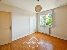 Maison avec 3 chambres, garage et jardin, proches commerces et écoles