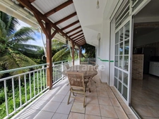 À LOUER – Appt meublé T3, 67 m², citerne, terrasse de 47 m² – Le Moule, Grands Fonds