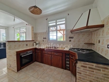 À LOUER – Appt meublé T3, 67 m², citerne, terrasse de 47 m² – Le Moule, Grands Fonds