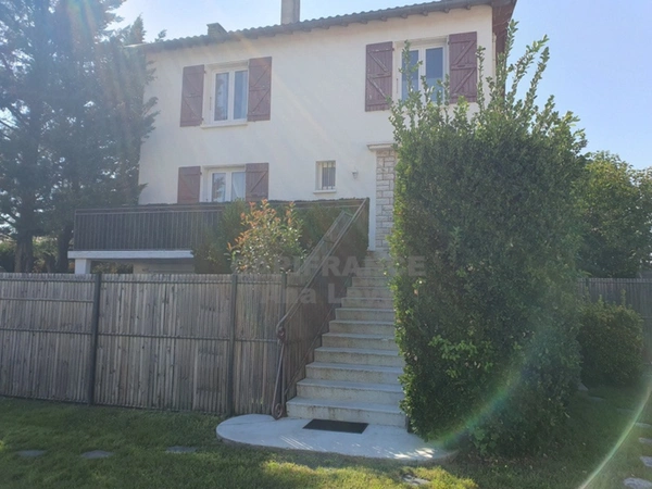 Maison 165m², garage aménagé en studio, parcelle de plus de 1100m²