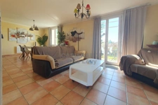 Character house on a plot of over 1,000 m²