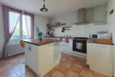 Character house on a plot of over 1,000 m²