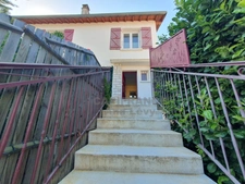 Character house on a plot of over 1,000 m²