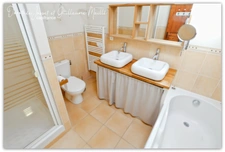 ? Maison en pierre de 170m² rénovée avec 2 cours proche CAPESTANG?