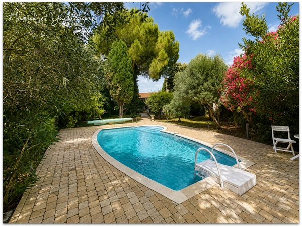 Exclusivité - Villa familiale 171.77 m² habitable environ 6 pièces avec piscine, jardin paysager, garage et carport – Roujan (34320)