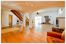 ? Maison en pierre de 170m² rénovée avec 2 cours proche CAPESTANG?