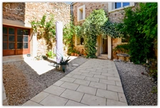 ? Maison en pierre de 170m² rénovée avec 2 cours proche CAPESTANG?