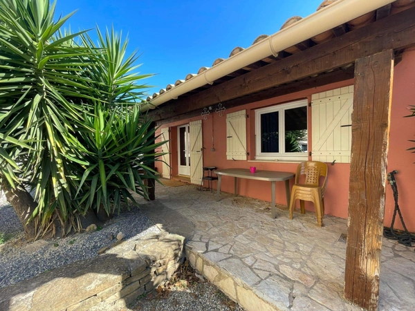 Exclusivité - Propriété comprenant une maison d'habitation, deux studios, un gîte, une love room avec piscine, garage et grange - proche de Pézenas (34120)