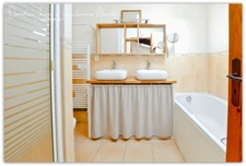 ? Maison en pierre de 170m² rénovée avec 2 cours proche CAPESTANG?