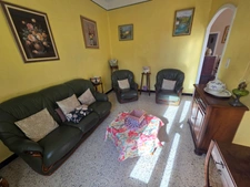Dpt Gard (30), à vendre belle maison mitoyenne sur une face d'environ 93m² habitable sur un terrain clos de 300m² environ.
