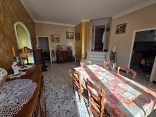 Dpt Gard (30), à vendre belle maison mitoyenne sur une face d'environ 93m² habitable sur un terrain clos de 300m² environ.