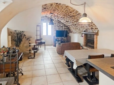 Laval Pradel (30) secteur le Mas Dieu, belle maison de village mitoyenne entièrement rénovée d'une surface de 140m² environ.