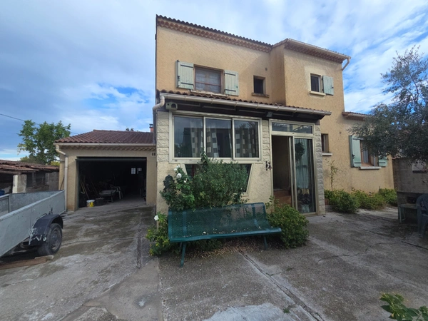 Dpt Gard (30), Saint Christol les ales, belle villa 5 chambres d'environ 140m² environ sur un terrain clos de 964m² + 2 garages et piscine.