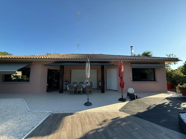 BIGANOS – Quartier recherché du VIGNEAU – Élégante propriété de 190 m² sur un magnifique terrain paysager de 2 370 m² avec piscine, dépendance et double garage
