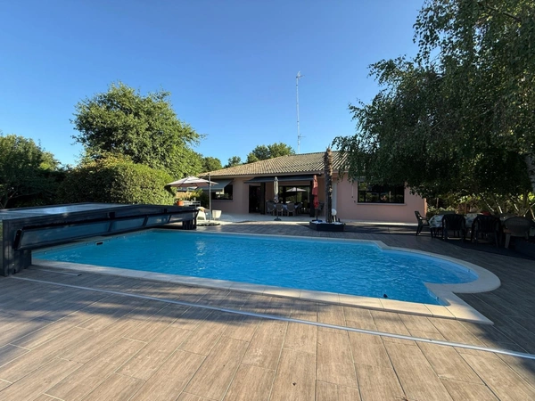 BIGANOS – Quartier recherché du VIGNEAU – Élégante propriété de 190 m² sur un magnifique terrain paysager de 2 370 m² avec piscine, dépendance et double garage