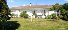 Charmante maison de plain-pied 4 chambres sur beau terrain arboré de 1 450 m²