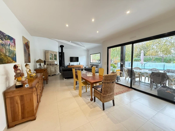 BIGANOS – Quartier recherché du VIGNEAU – Élégante propriété de 190 m² sur un magnifique terrain paysager de 2 370 m² avec piscine, dépendance et double garage