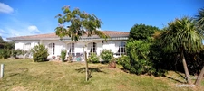 Charmante maison de plain-pied 4 chambres sur beau terrain arboré de 1 450 m²