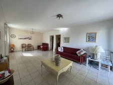 À vendre à ARLES (13200) Appartement T4 avec terrasse + jardinet + garage fermé + une place de parking + une cave