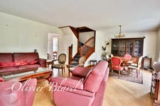 For sale in Rueil-Malmaison – Buzenval district – 190m² family home with 5 bedrooms in a private estate 