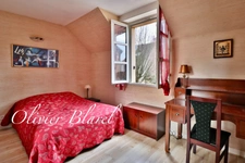 For sale in Rueil-Malmaison – Buzenval district – 190m² family home with 5 bedrooms in a private estate 