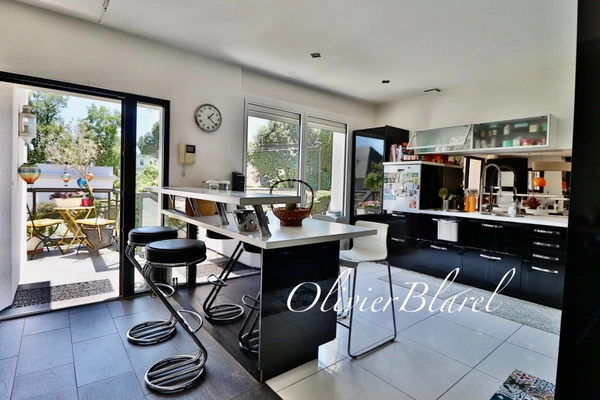 La Celle-Saint-Cloud – Villa familiale avec piscine – Parcelle de 967 m² – Gare à 3 minutes à pied