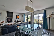 La Celle-Saint-Cloud – Villa familiale avec piscine – Parcelle de 967 m² – Gare à 3 minutes à pied