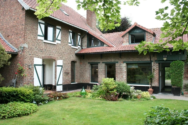 FERME AU CARRE DE CARACTERE AVEC HABITATION ET REVENUS LOCATIFS