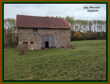 PROPRIETE A VENDRE FAITE D'UNE MAISON, D'UNE GRANGE, D'UN GRAND TERRAIN
