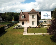 Maison familiale lumineuse avec grand terrain arboré et dépendance 