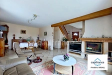 Maison familiale lumineuse avec grand terrain arboré et dépendance 