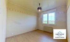 Maison de plain-pied avec sous-sol complet, studio et grand terrain – Vue dégagée