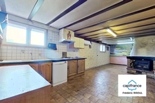 Maison de plain-pied avec sous-sol complet, studio et grand terrain – Vue dégagée