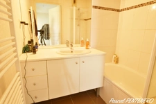 T2 47 m² – Grande terrasse 22 m² + balcon – Parking + garage – Résidence avec piscine – Vourles