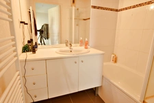 T2 47 m² – Grande terrasse 22 m² + balcon – Parking + garage – Résidence avec piscine – Vourles