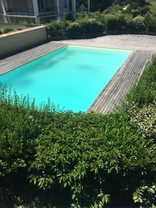 T2 47 m² – Grande terrasse 22 m² + balcon – Parking + garage – Résidence avec piscine – Vourles