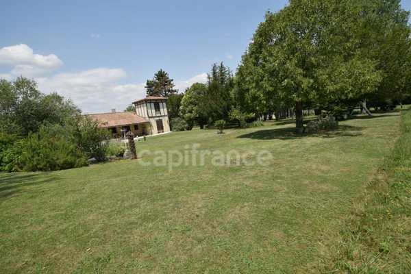 Demeure en pierre du XVIIIe siècle - poutres apparentes - 3 chambres - 2 boxes à chevaux - 18 000m2 de terrain - proche de MARMANDE (47)