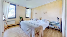 Demeure en pierre du XVIIIe siècle - poutres apparentes - 3 chambres - 2 boxes à chevaux - 18 000m2 de terrain - proche de MARMANDE (47)