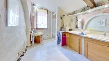Demeure en pierre du XVIIIe siècle - poutres apparentes - 3 chambres - 2 boxes à chevaux - 18 000m2 de terrain - proche de MARMANDE (47)