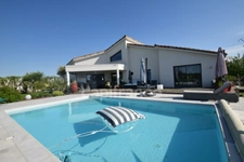 Architect-designed villa with 3 bedrooms - swimming pool - jacuzzi - outbuildings - near MARMANDE (47)