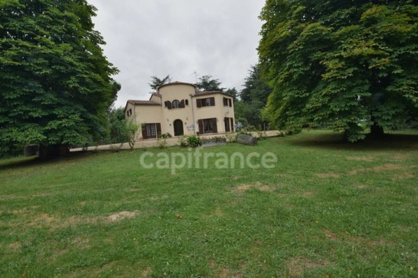 Maison 4 chambres - 1 bureau - dépendances - terrain clos 22 694m2 à MEILHAN SUR GARONNE (47)