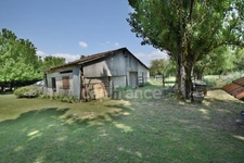 Demeure en pierre du XVIIIe siècle - poutres apparentes - 3 chambres - 2 boxes à chevaux - 18 000m2 de terrain - proche de MARMANDE (47)